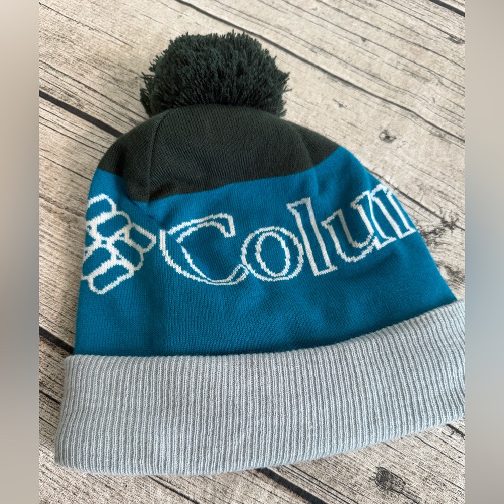 Like new. Columbia insulated winter hat with pom pom. Fleece lined, omni-heat